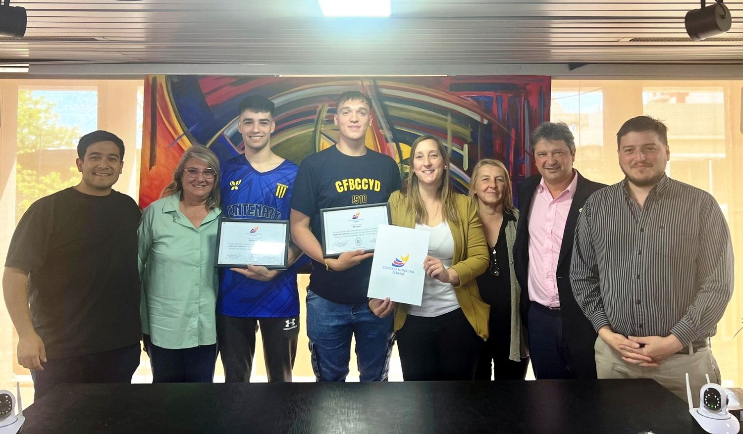 Los dos jugadores junto a los concejales firmatenses.