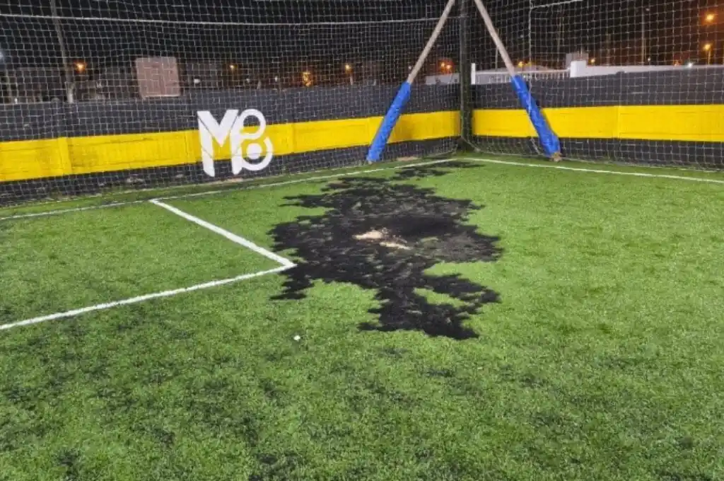 Uno de los impactos dio en el césped sintético y se prendió fuego. (Rosario3)