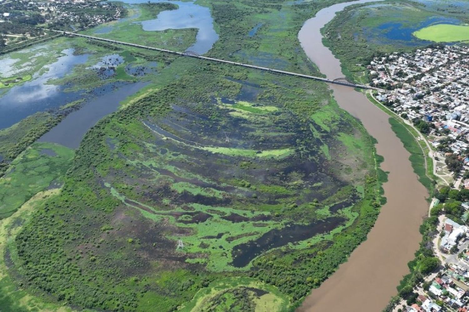 Buscan identificar a la persona fallecida que fue encontrada flotando en aguas del río Salado