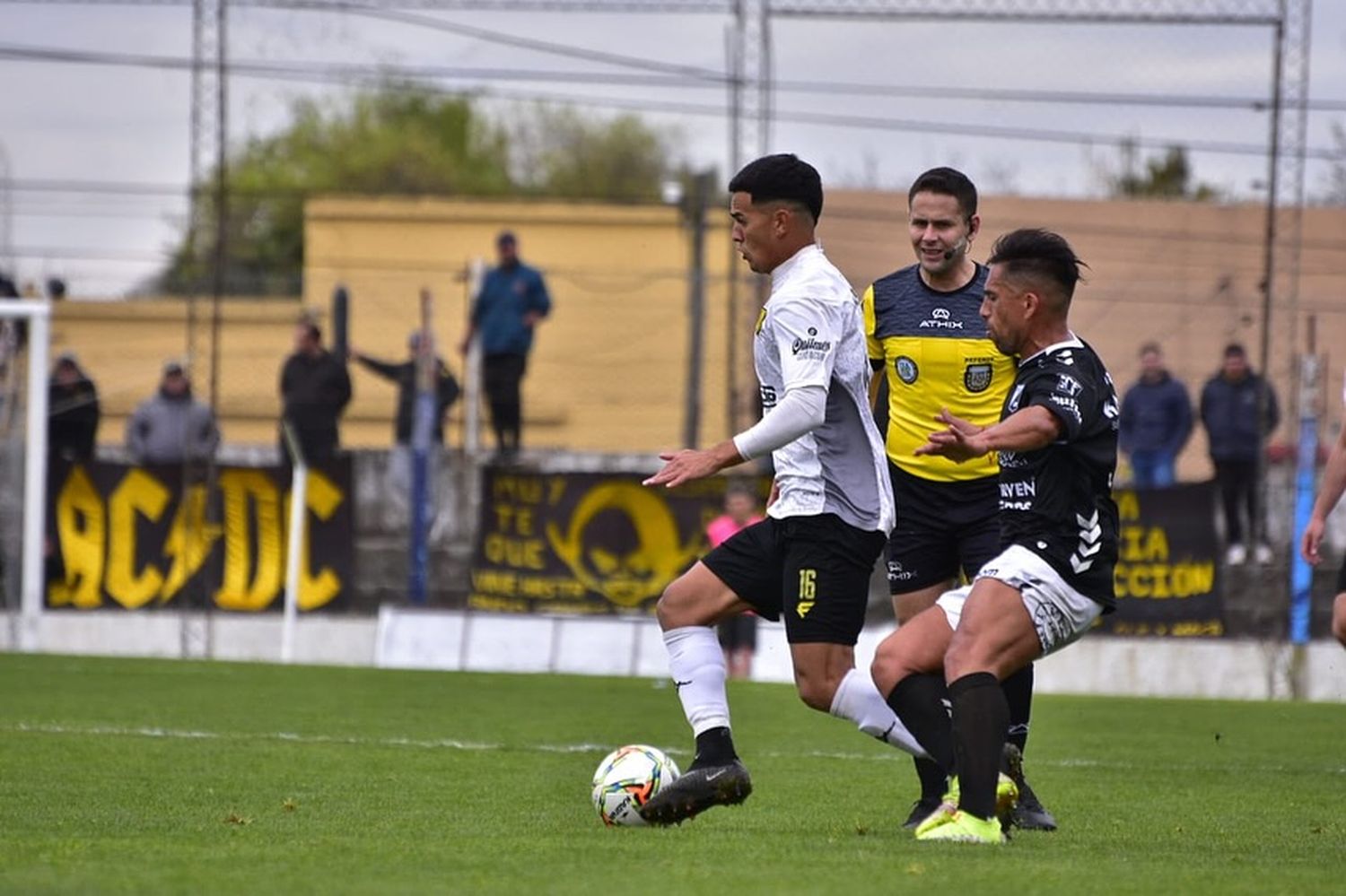 Enzo Galabert es marcado por Emmanuel Giménez, con Matías Billone cerca, en el último Santamarina-Central Norte.