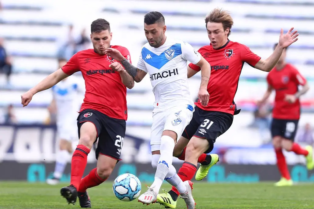 Vélez superó a Newell’s y consiguió su primera victoria