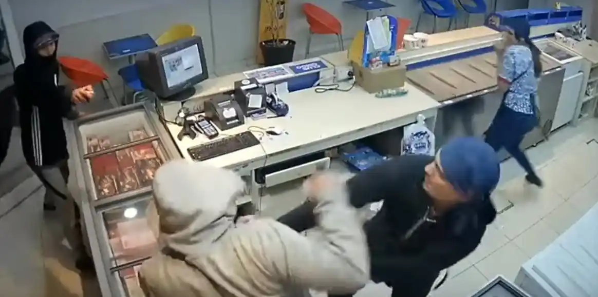 Video: Intentaron asaltar una heladería y un empleado los echó a trompadas