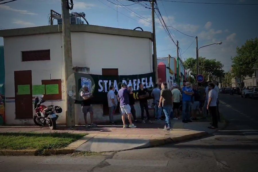 Sindicales se manifestaron frente a una empresa local y adelantaron un posible paro total