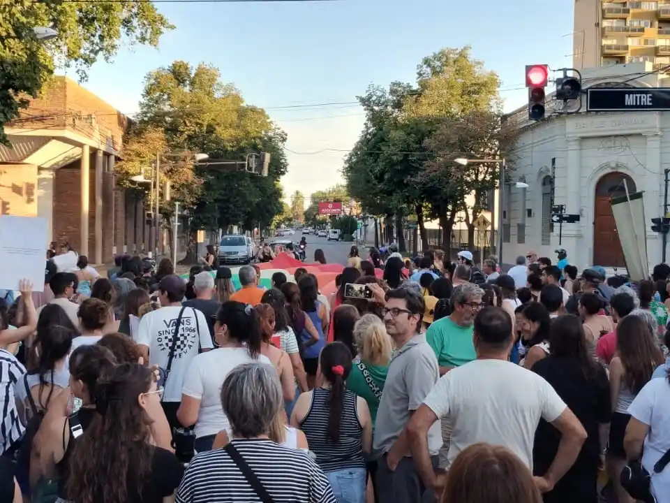 Manifestantes llegan a Casey y Mitre durante la marcha del sábado a la tarde.