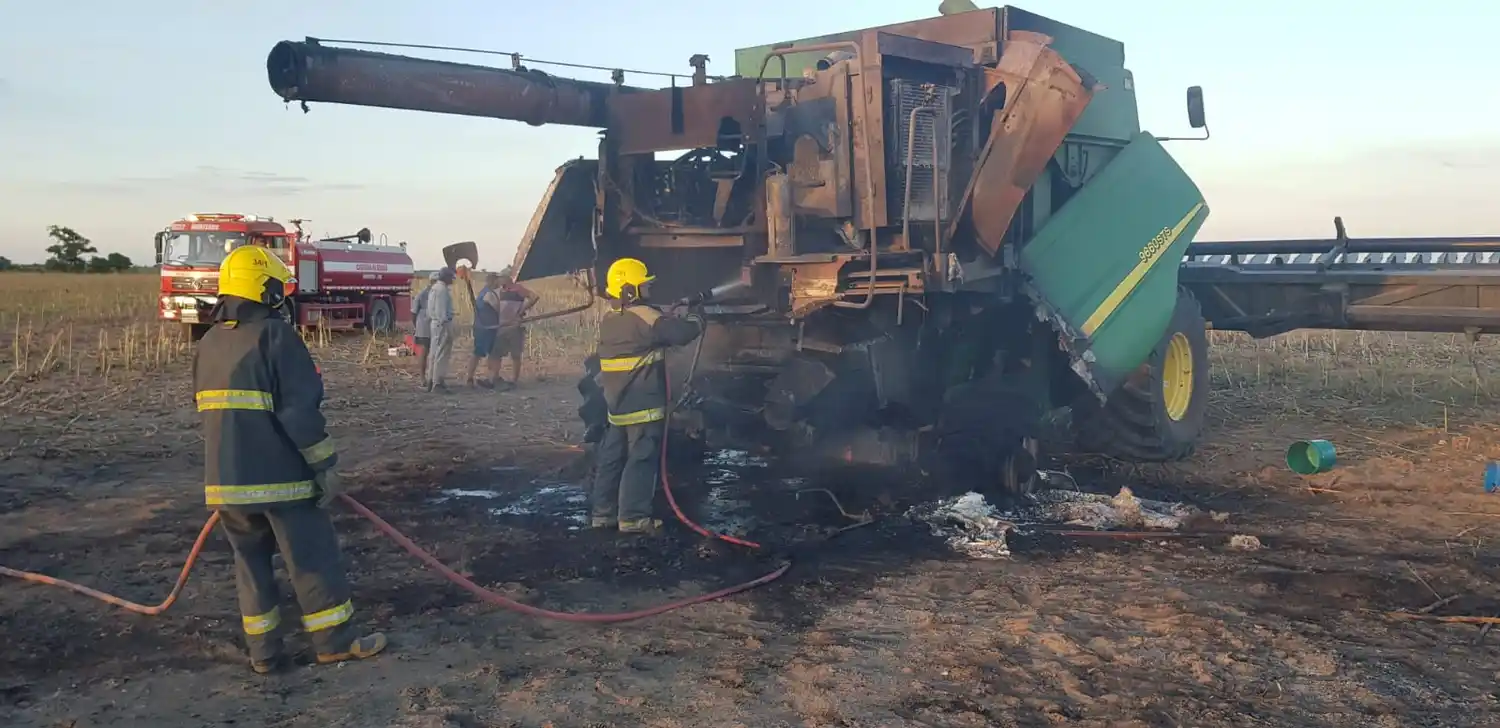 Una trilladora en llamas en Colonia San Pedro: tuvieron que asistir los bomberos de Morteros y Sunchales