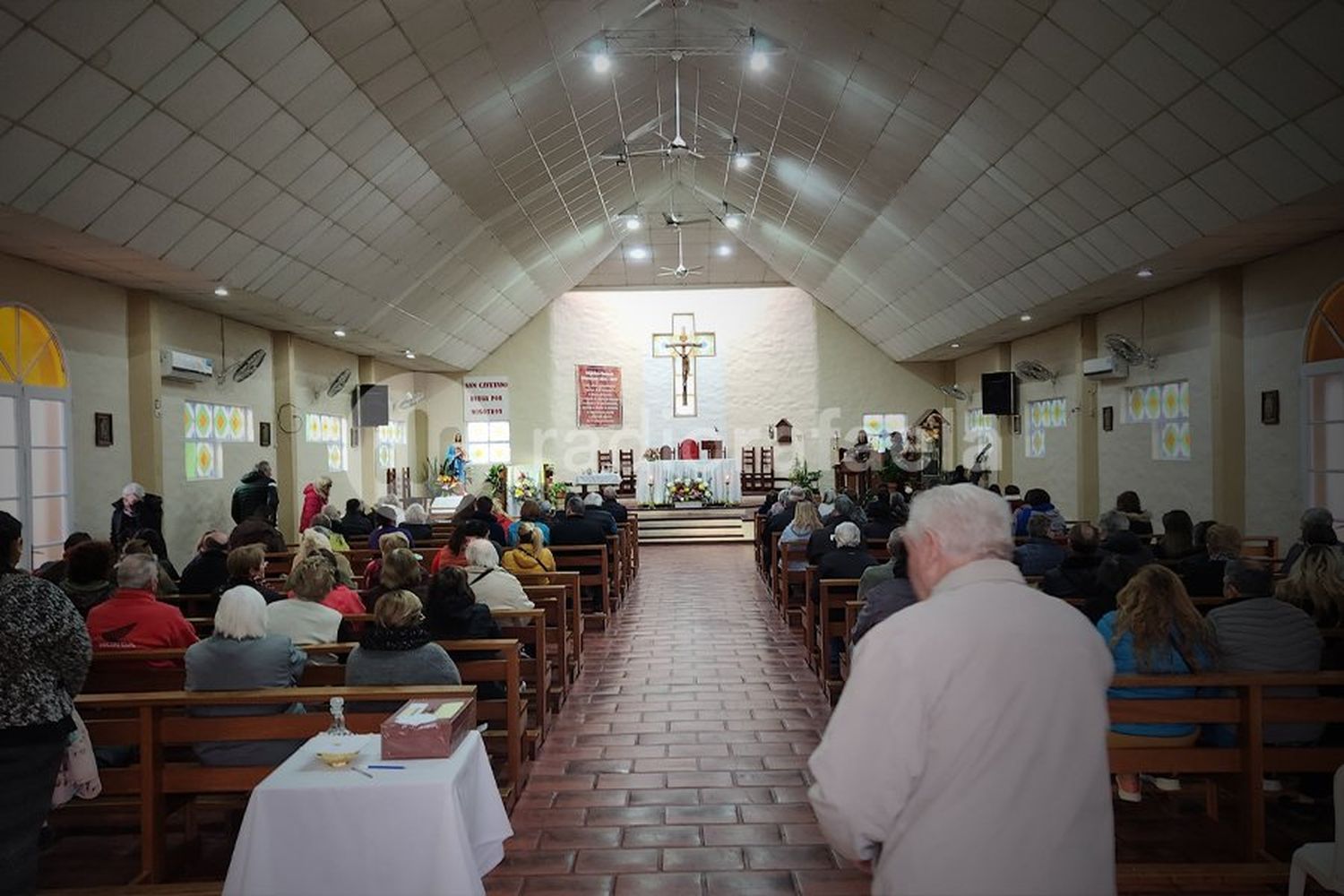 Se vive una verdadera fiesta en San Cayetano: desfilan los fieles pidiendo pan y trabajo