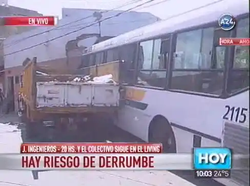 José Ingenieros: Colectivo chocó y quedó dentro del living de una casa