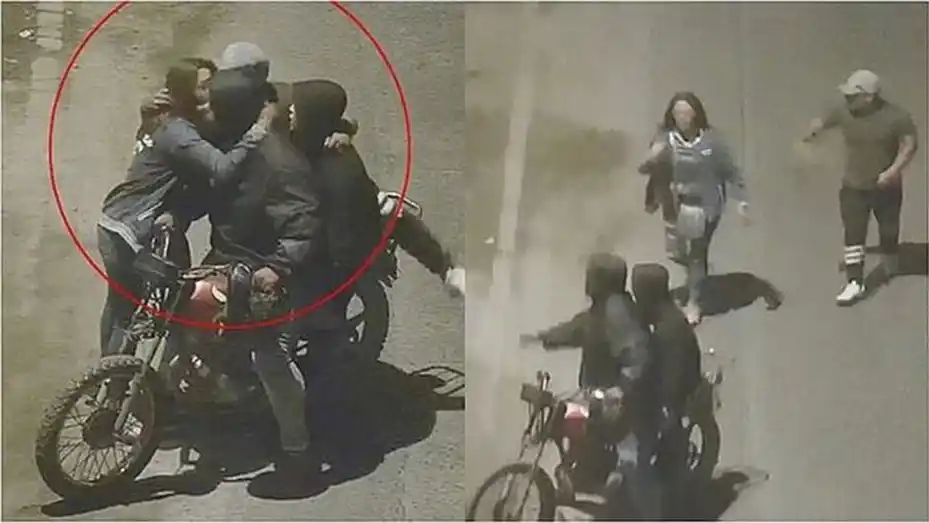 Motochorros les robaban hasta que se dieron cuenta que eran amigos: terminaron a los besos 