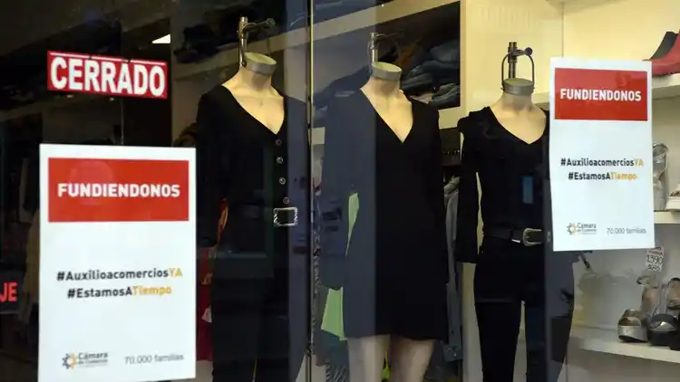 Los comerciantes de Tucumán pusieron sus vidrieras “de luto” y reclaman volver a trabajar
