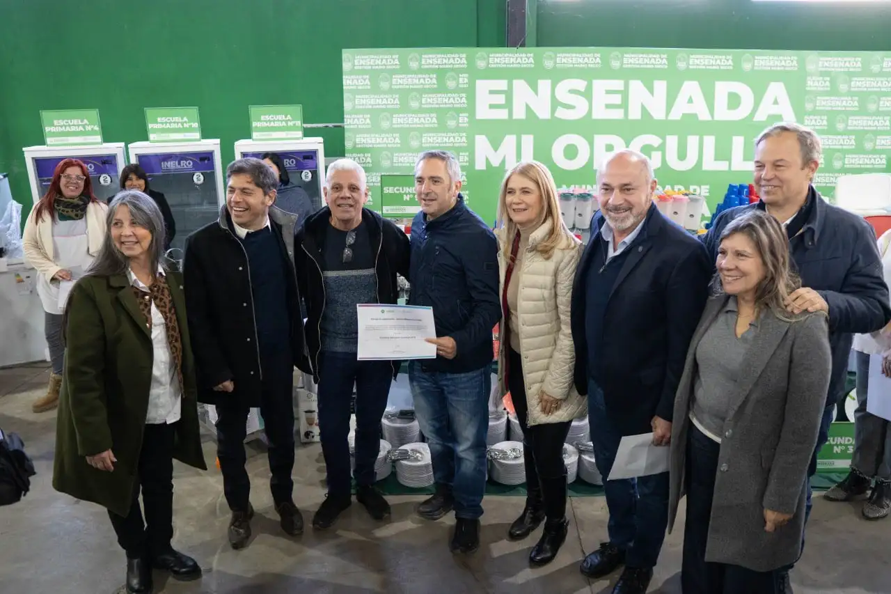 Kicillof también entregó escrituras durante la inauguración de cuartel de Bomberos en Ensenada.