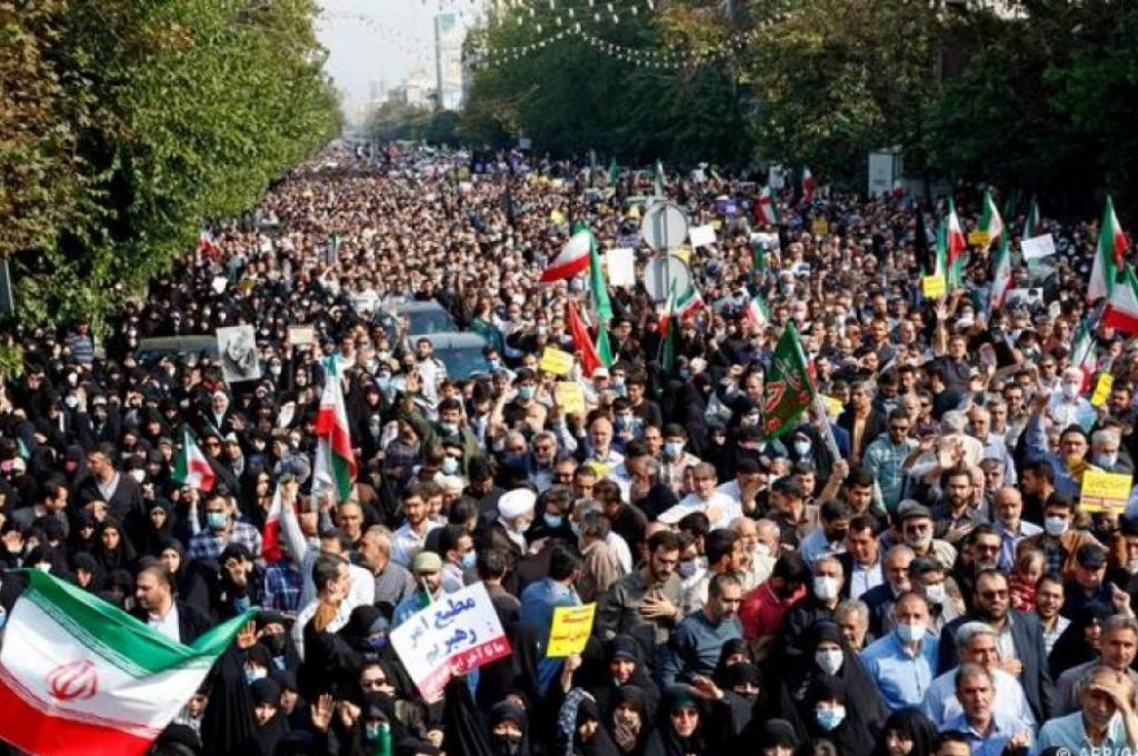 Irán: a pesar de abolir a la Policía de la Moral, activistas continuarán con las protestas