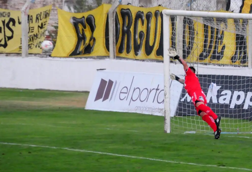 Santamarina desniveló cerca del final y los primeros tres puntos se quedaron en Tandil