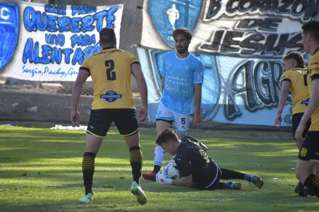 Hernández (5), con la camiseta de Gutiérrez Sport Club.