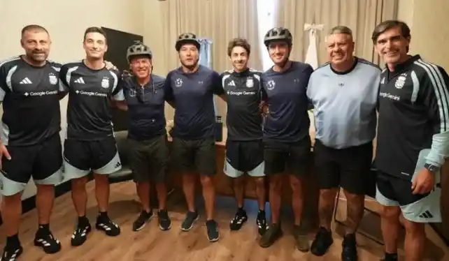 De Gualeguaychú a Kansas City: los biciviajeros entrerrianos fueron recibidos por el cuerpo técnico de la Selección Argentina
