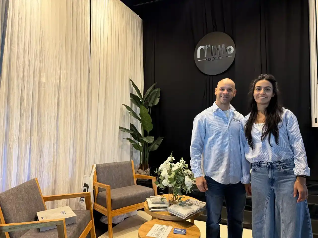Vanesa y Hernán, responsables de Mitto Deco, fabrican cortinas y ofrecen un servicio personalizado para cada cliente.