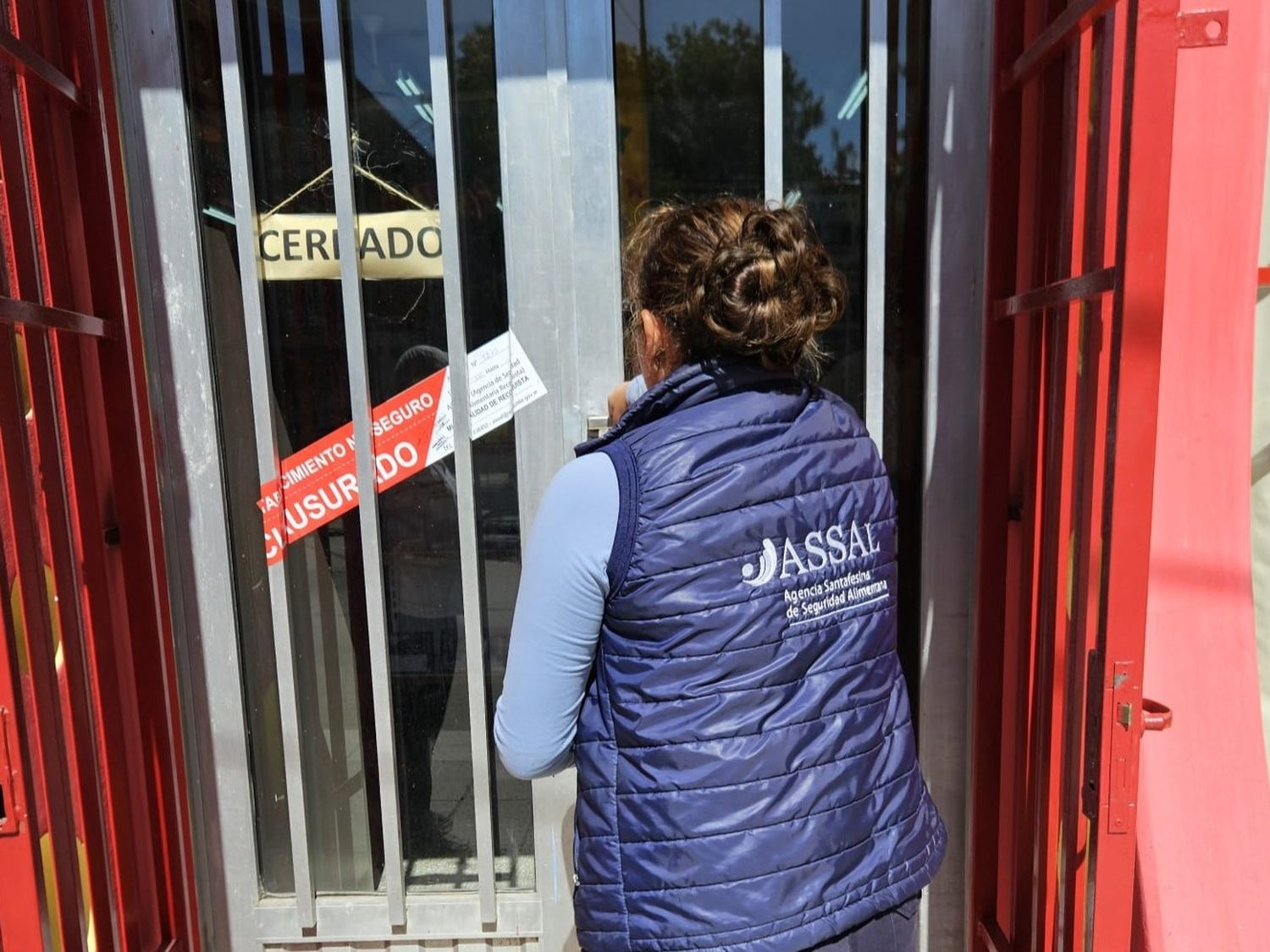 Clausuraron un comercio que tenía a la venta casi 500 productos alimenticios vencidos
