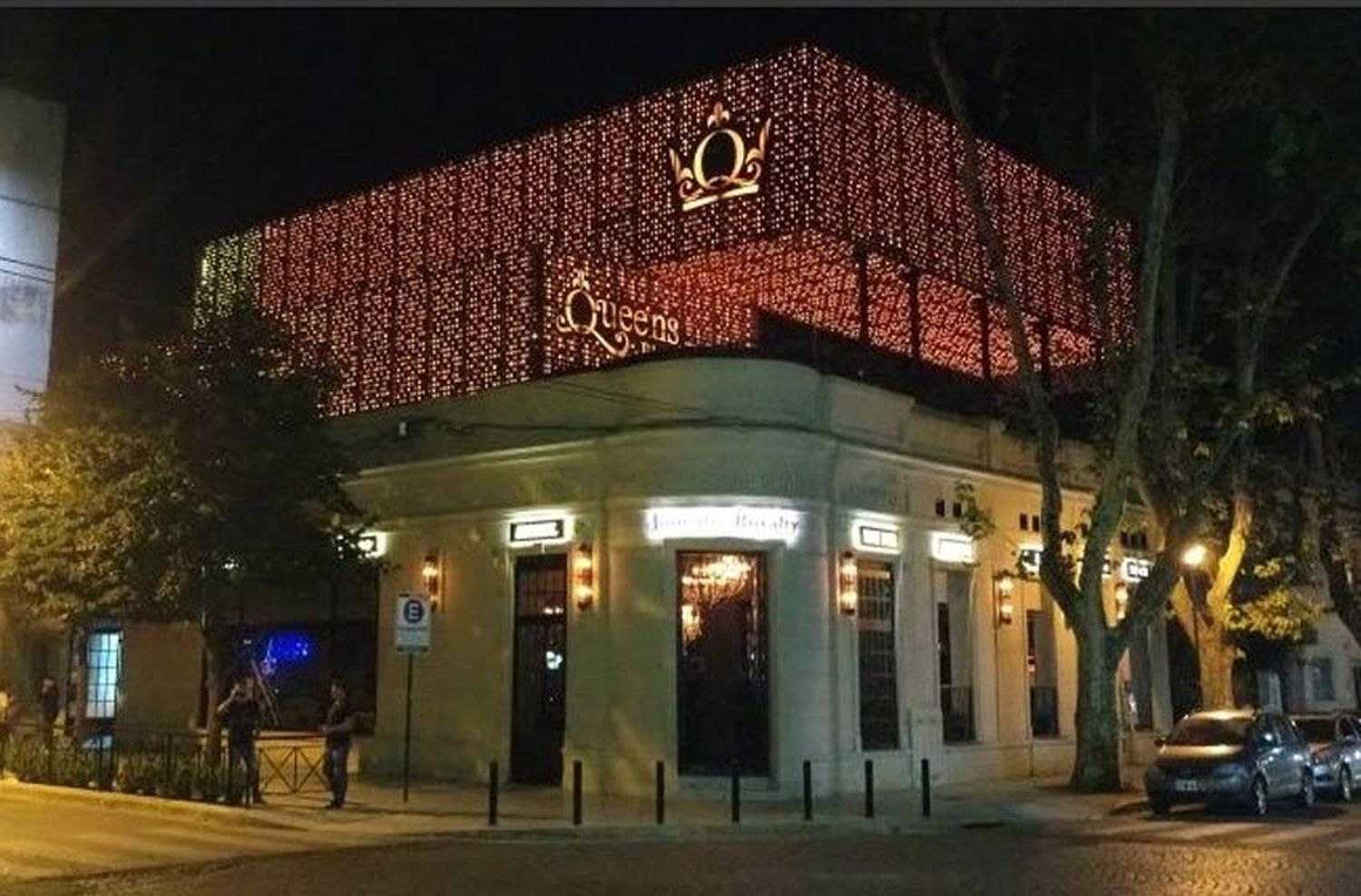 Un alquiler monstruoso, cheques rebotados y dos meses parado: los motivos de la caída del imperio Queens