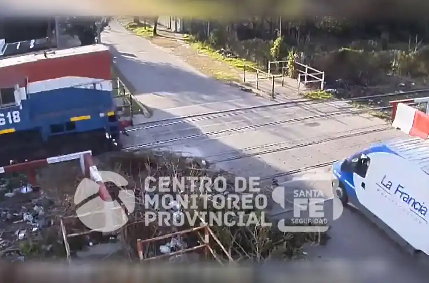 Difundieron el video del fuerte choque entre el tren y la camioneta
