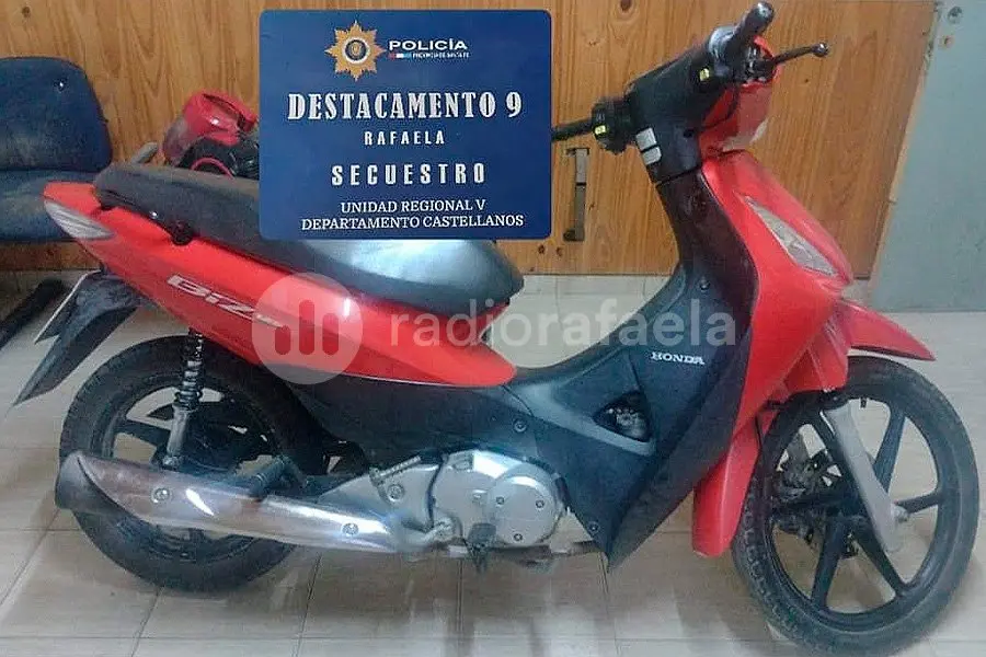 Frente a una obra en construcción, encontraron una moto usada en un robo y detuvieron al conductor