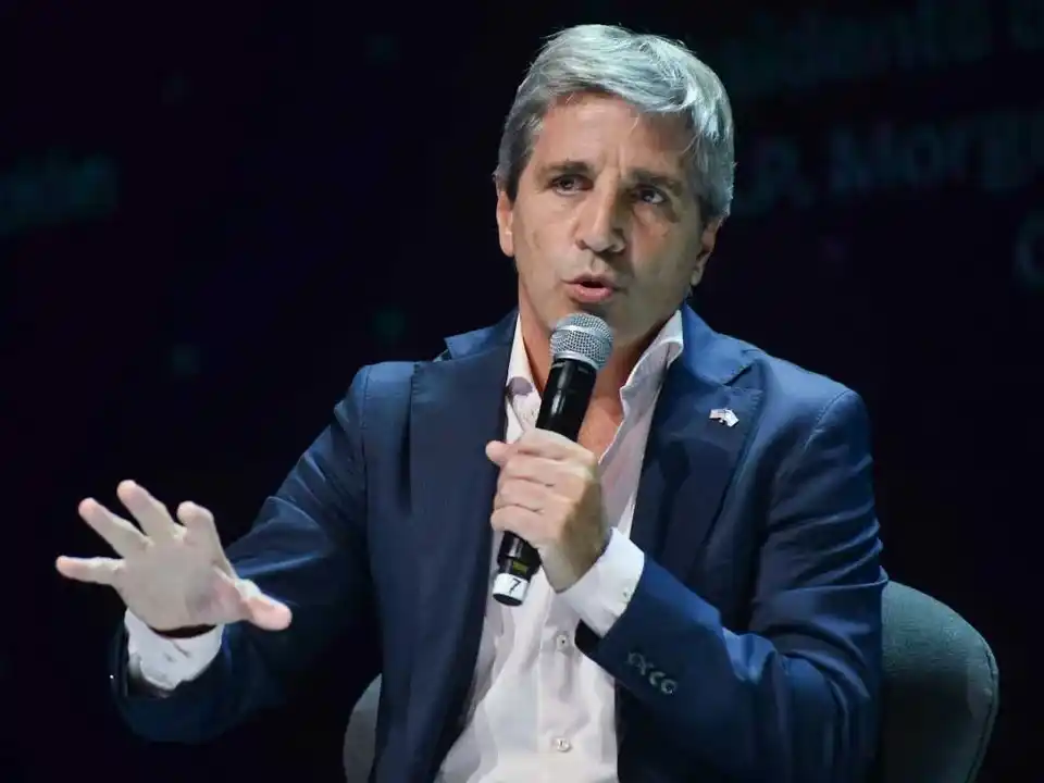 Caputo apunta a ampliar los créditos en dólares para el sector privado