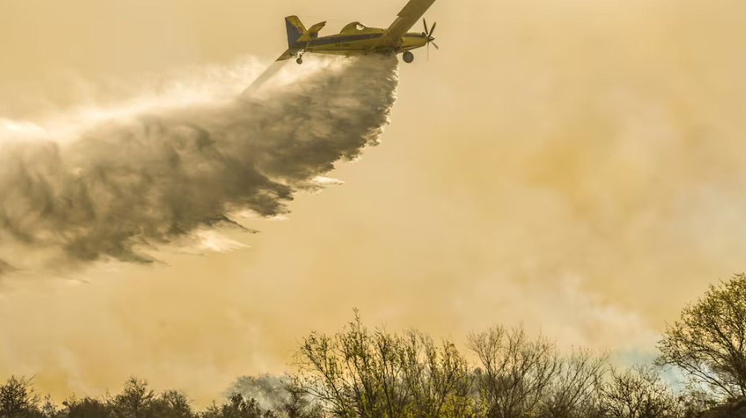 Incendios en Córdoba. Aviones hidrantes en acción. (La Voz / Archivo)