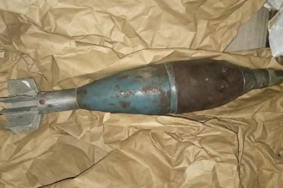 Sorpresa en Vía Honda: revolvía la basura, encontró un mortero de uso militar y se activó el protocolo - Image 1
