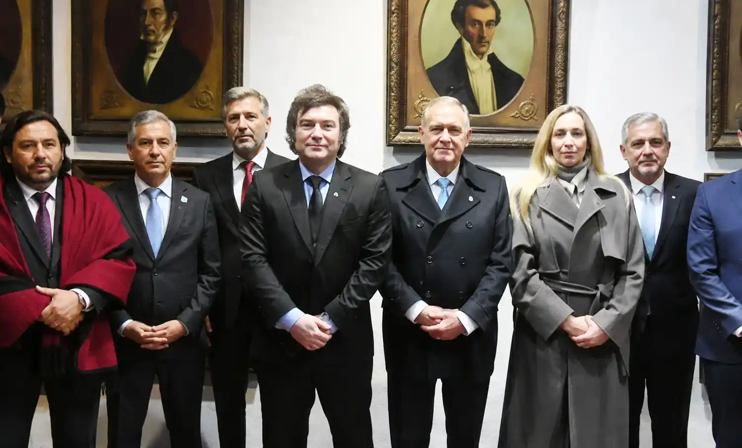 Entre los gobernadores, Rogelio Frigerio quedó ubicado en una posición de marcada 
centralidad, muy cerca del presidente Javier Milei. La disposición rompe la simetría 
habitual de la foto oficial y vuelve inevitable la pregunta: ¿simple casualidad o un gesto político que invita a las lecturas?