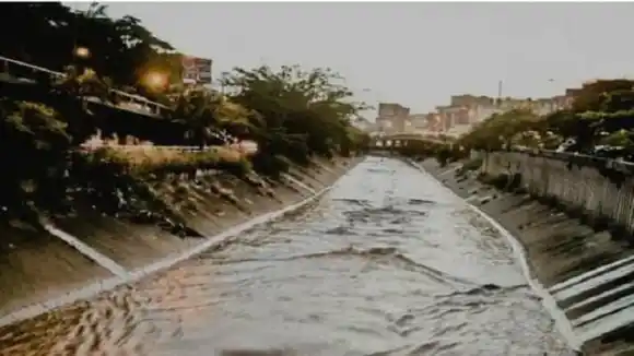 Rescataron con vida a un hombre que cayó al río Guaire
