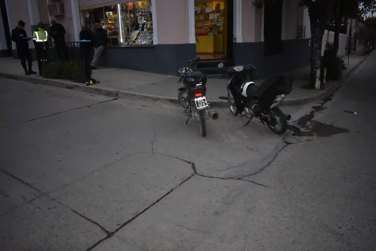 Colisionan dos motocicletas en esquina céntrica de Diamante