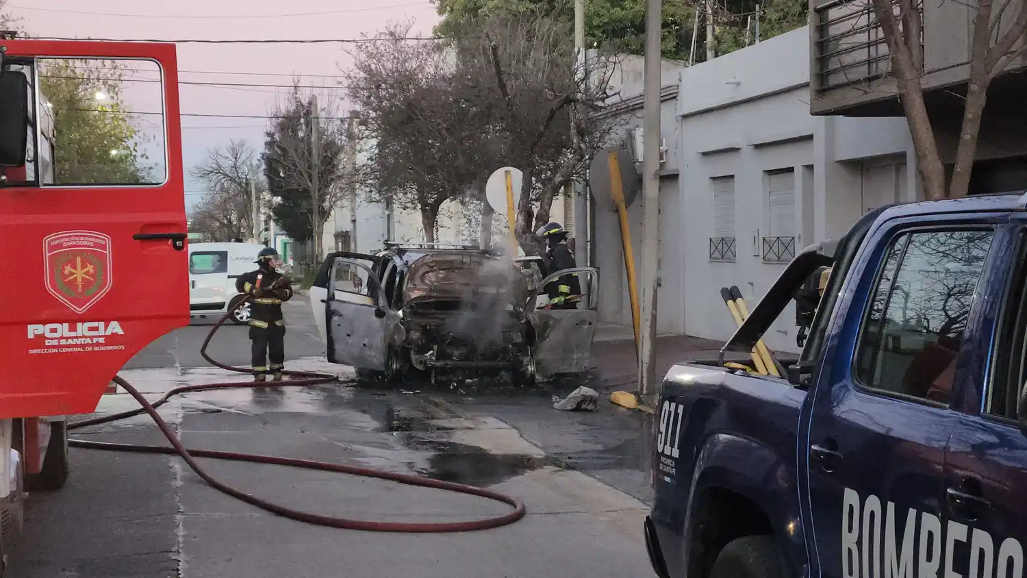 incendio auto toyota c3 aircross falucho rafaela bomberos fuego - 5