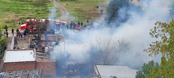 Incendio en Bajo Cementerio: Bomberos trabaja para sofocar el fuego en una vivienda