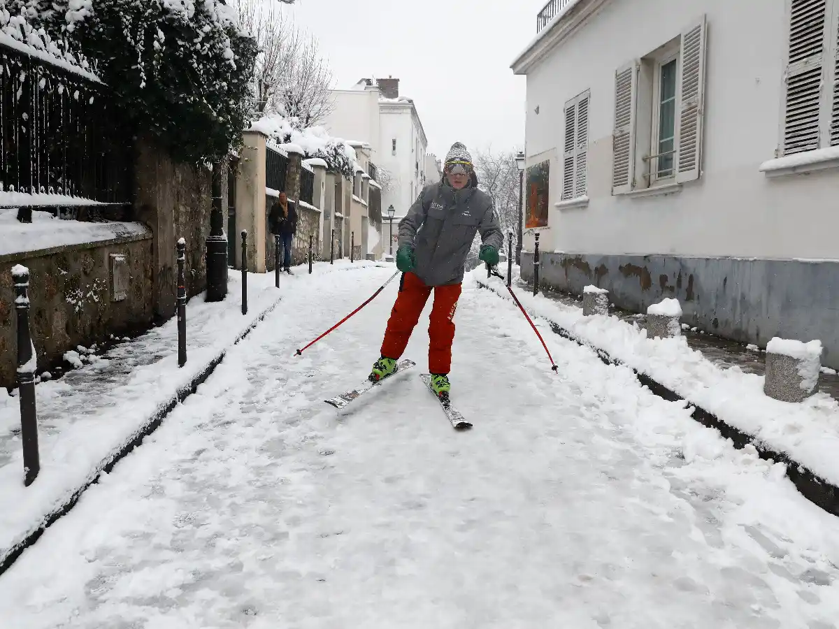Esquían en las calles de París tras histórica nevada que causó caos de transporte