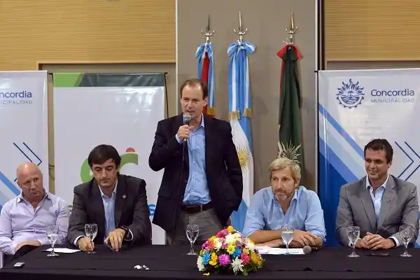 Bordet y Frigerio entregaron aportes a más de 300 clubes entrerrianos   