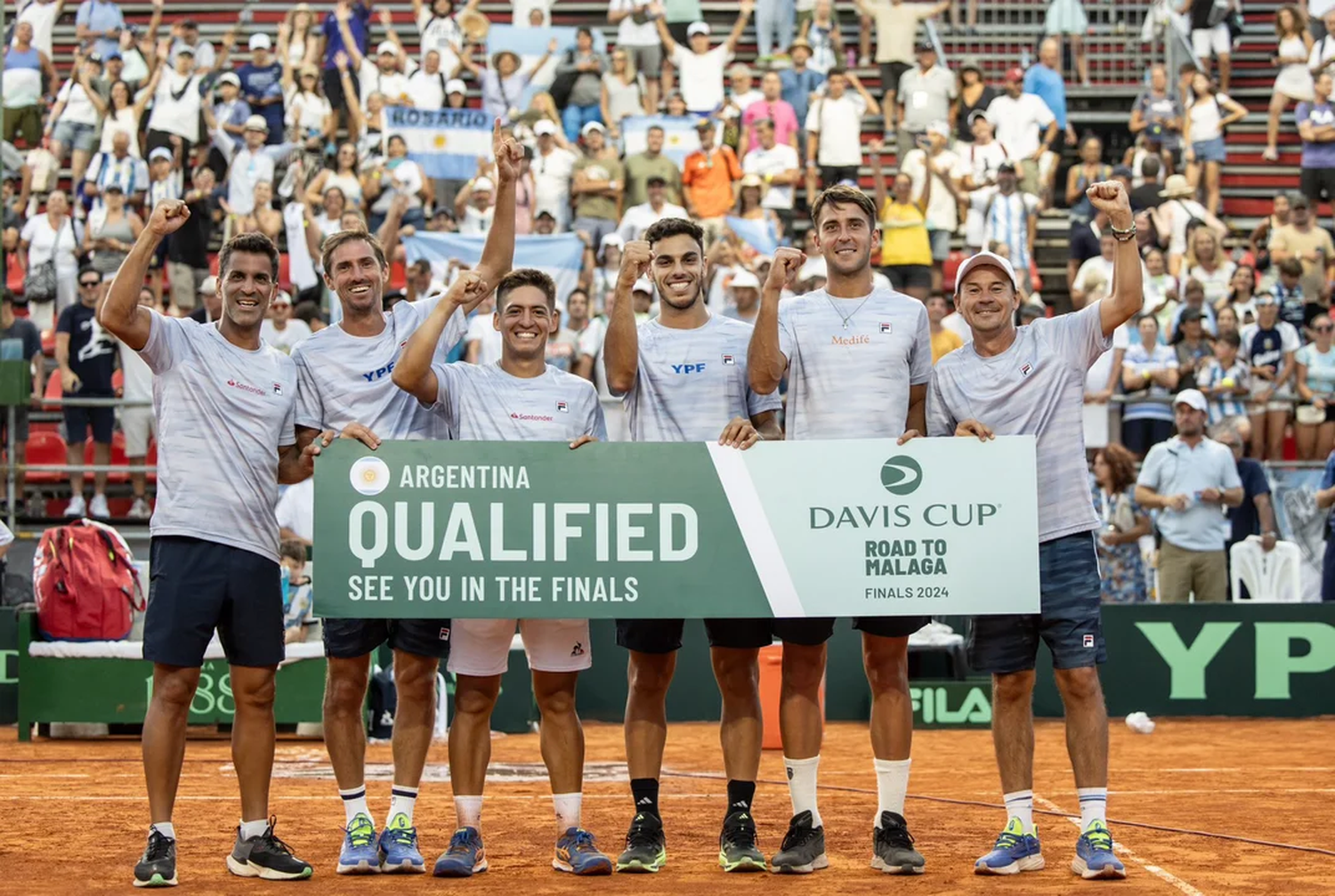 El equipo argentina celebra tras lograr la clasificación a la fase de grupos Finales