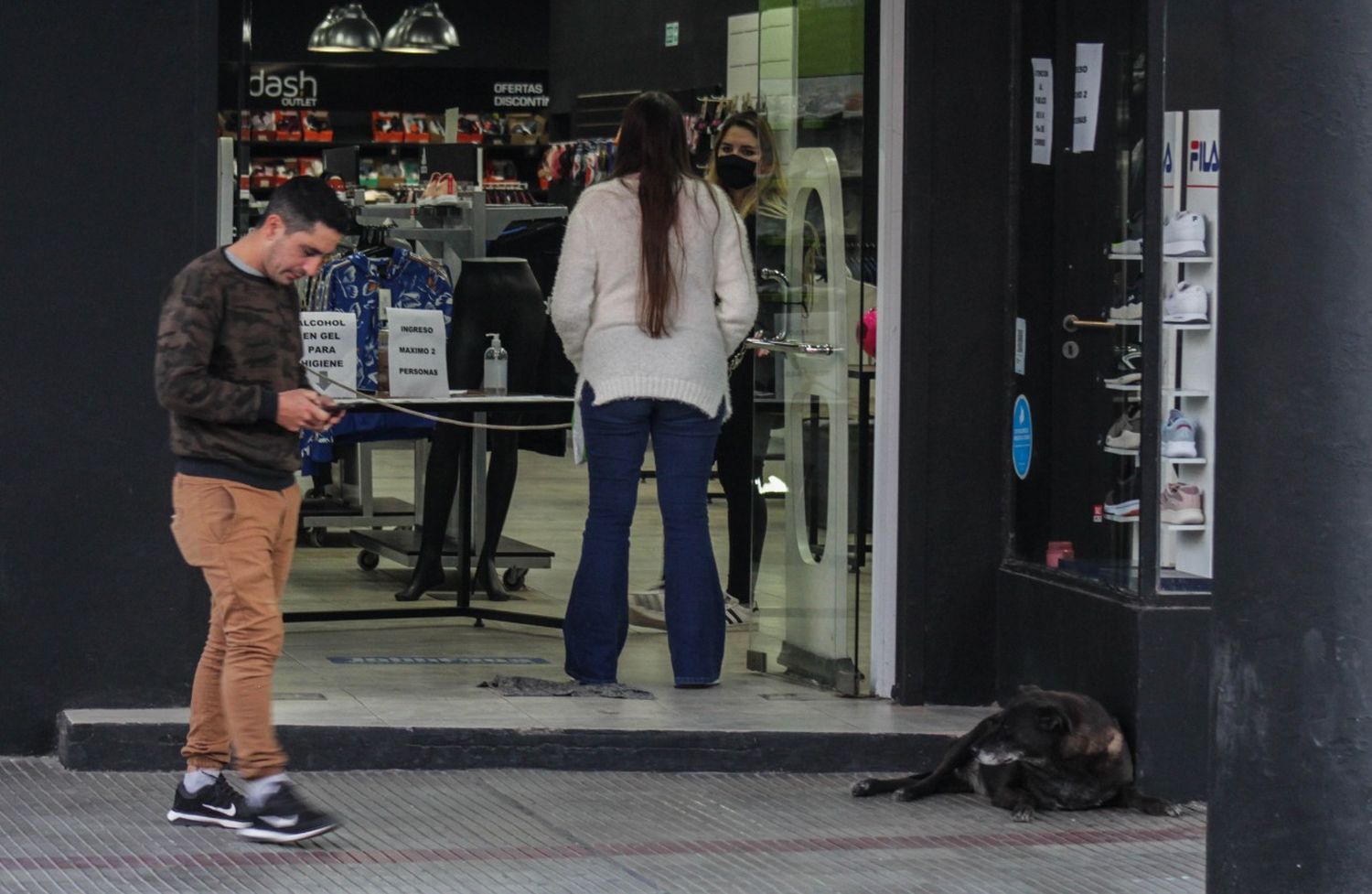 Comerciantes y empleados piden que los clientes utilicen tapabocas