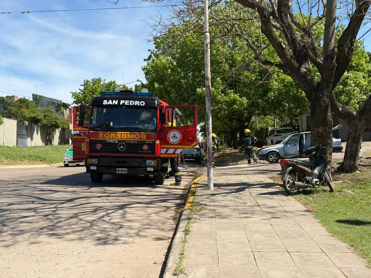 Bomberos incendio auto en 11 de septiembre y quiroga