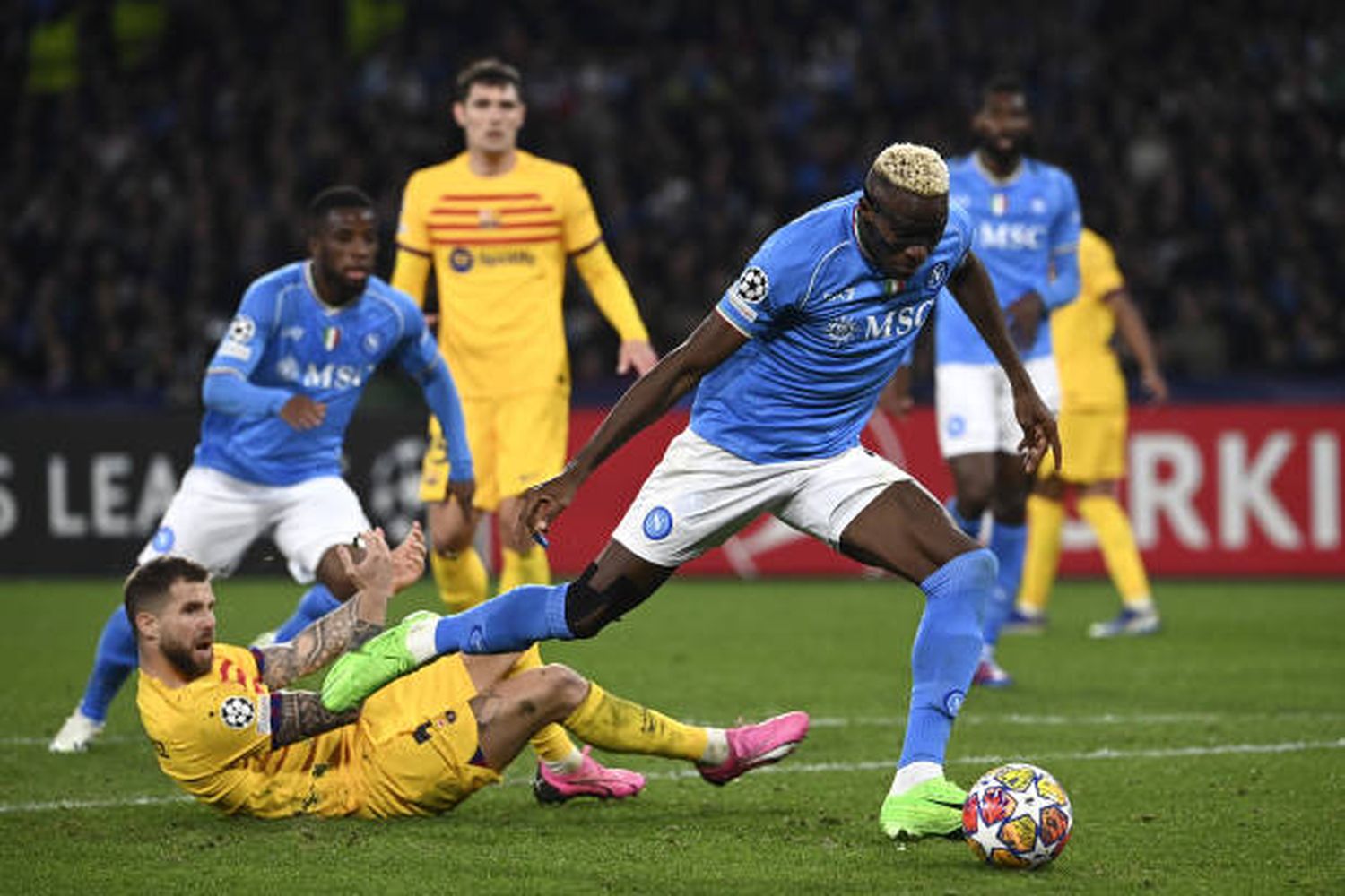 Napoli no pudo sacar ventaja como local ante Barcelona