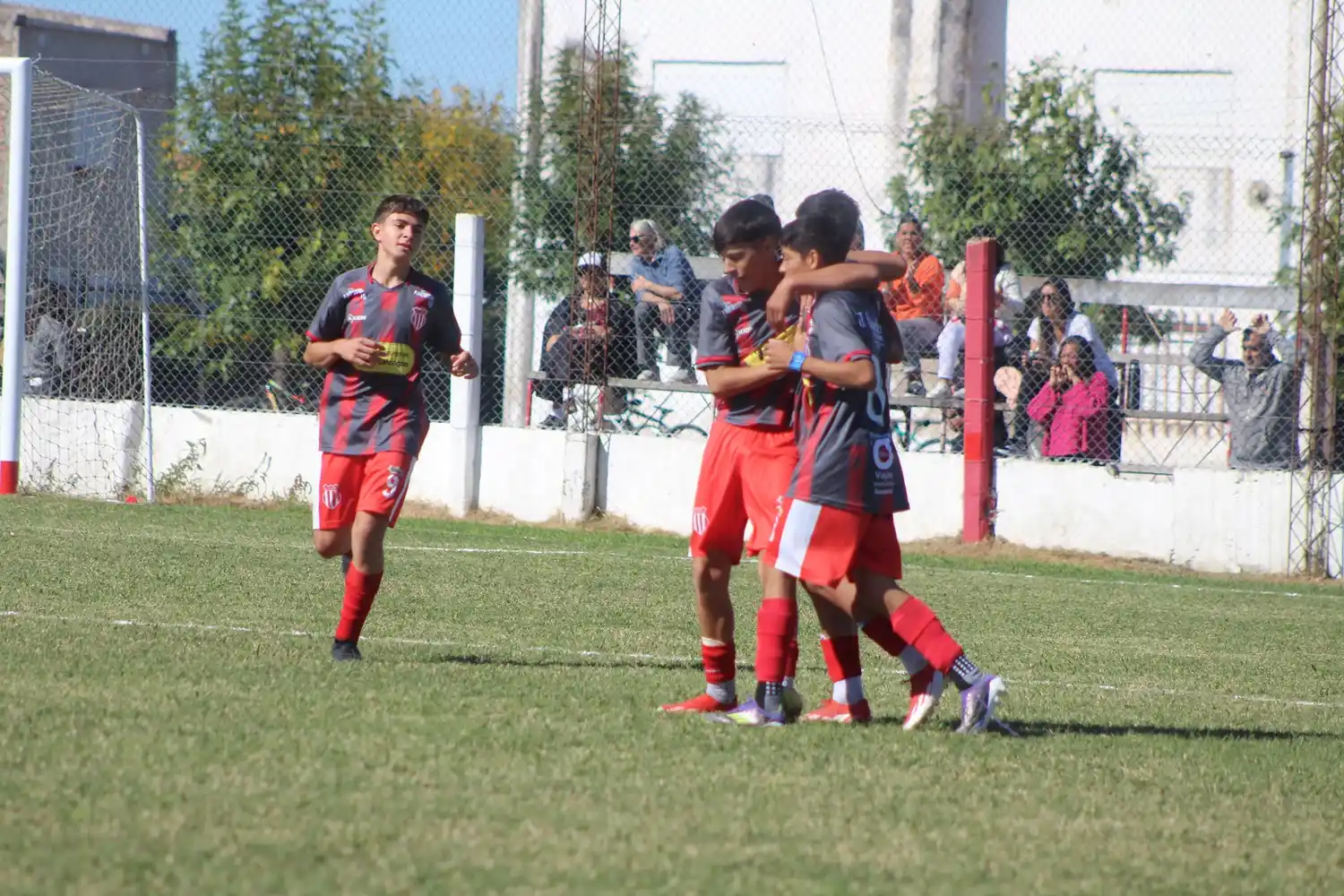 "Desde los más chicos hasta la Primera: todo el fútbol local del finde"