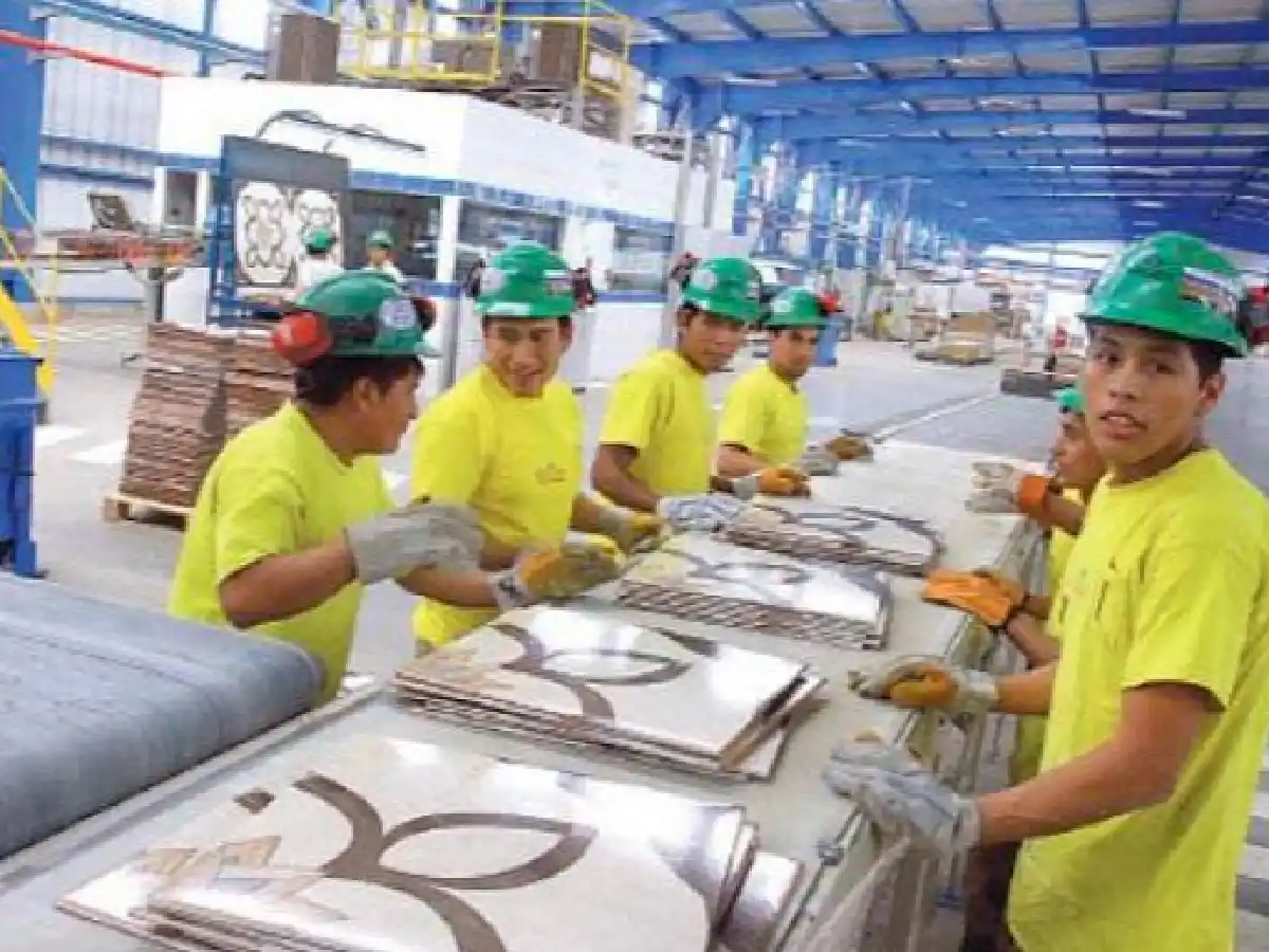 El empleo registrado privado cayó 2,6% interanual en abril