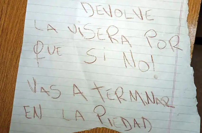La amenazaron de muerte por una visera y le balearon la casa: «Si no la devolvés, terminás en La Piedad»