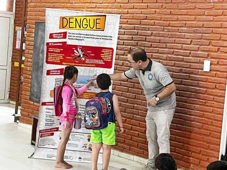 Colonos aprenden sobre la prevención del dengue
