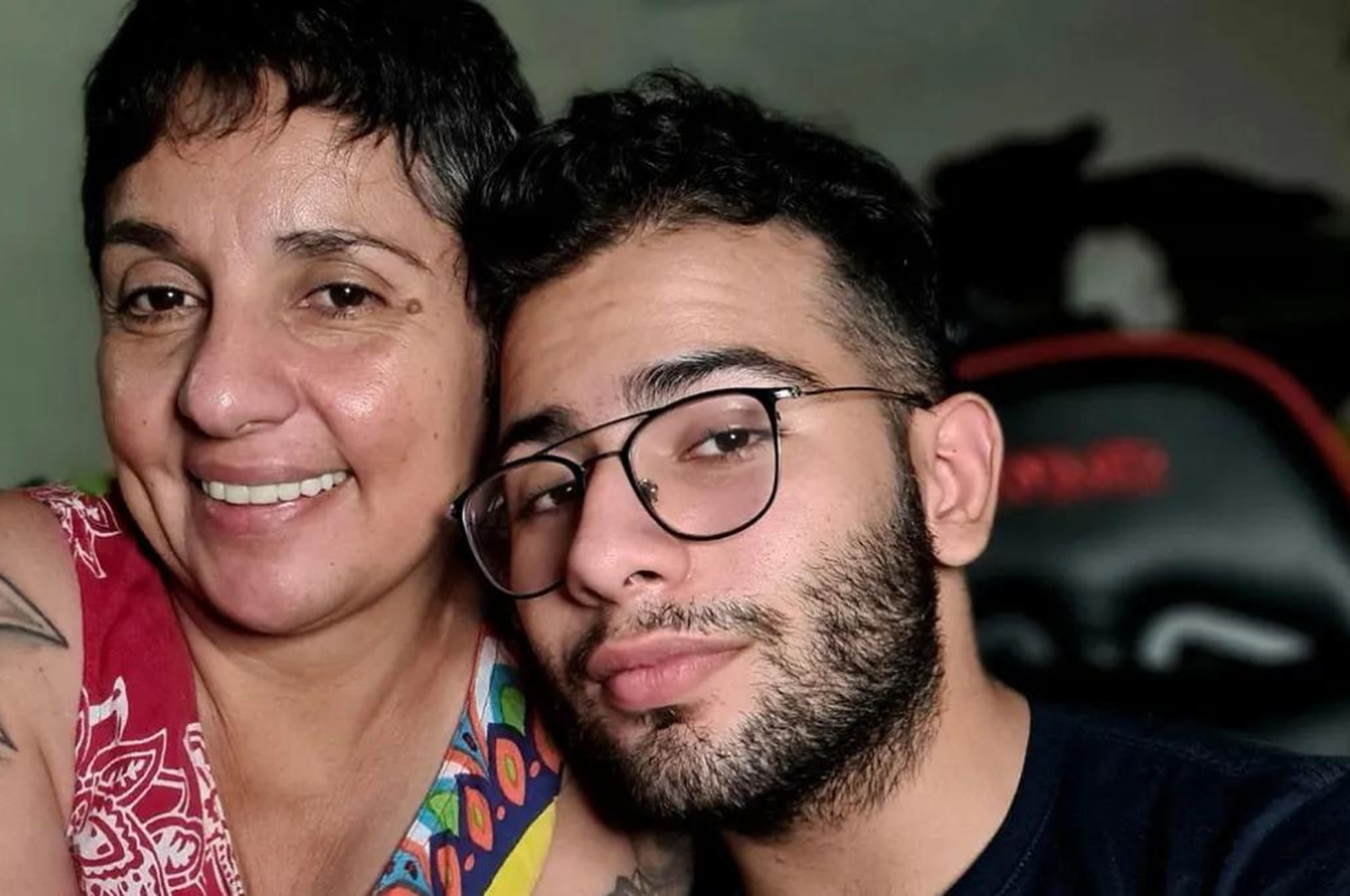 César Sena, junto a su madre, Marcela Acuña.