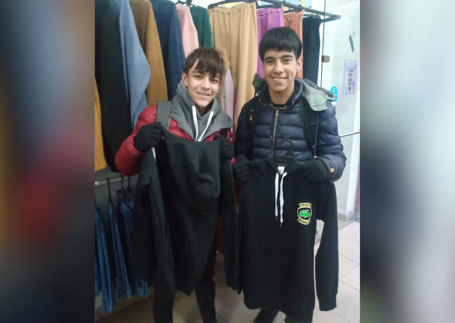 Thomas y Elio posando con sus regalos después de devolver la mochila.