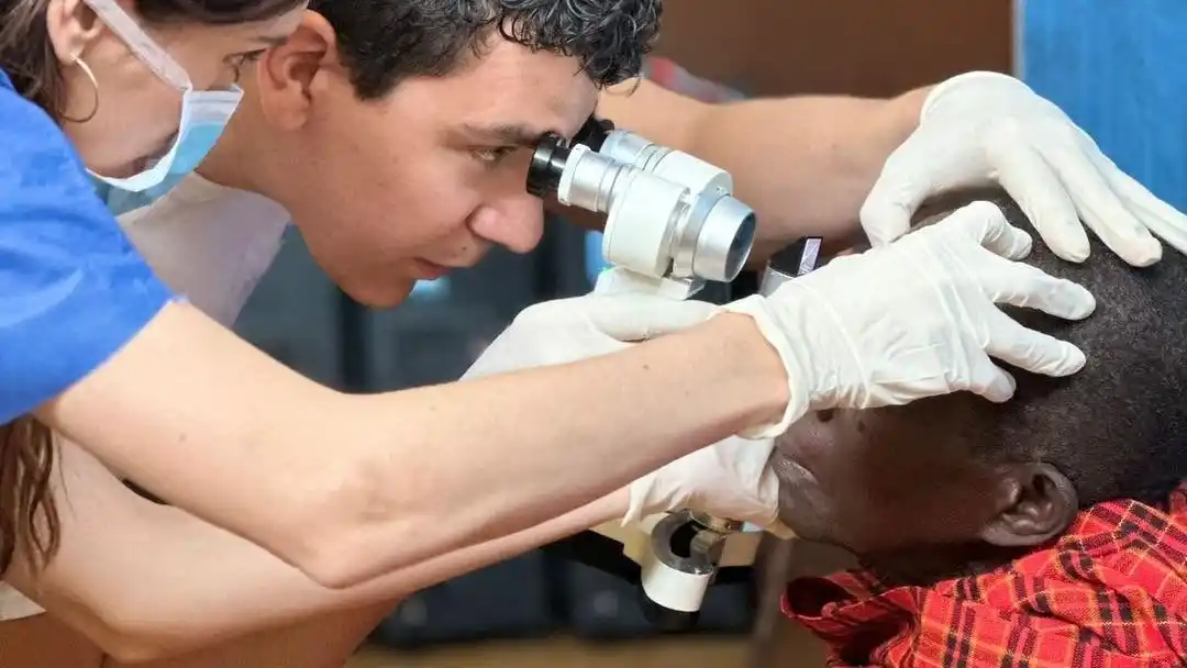 El oftalmólogo de Pergamino que devolvió la vista en África: una misión solidaria en el país más pobre del mundo