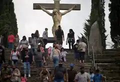 Sin actividades litúrgicas masivas, el Calvario es el núcleo de la fe y los paseos 