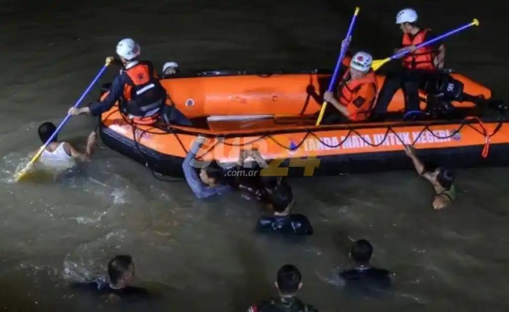 Mueren ahogados 11 estudiantes cuando limpiaban un río en Indonesia