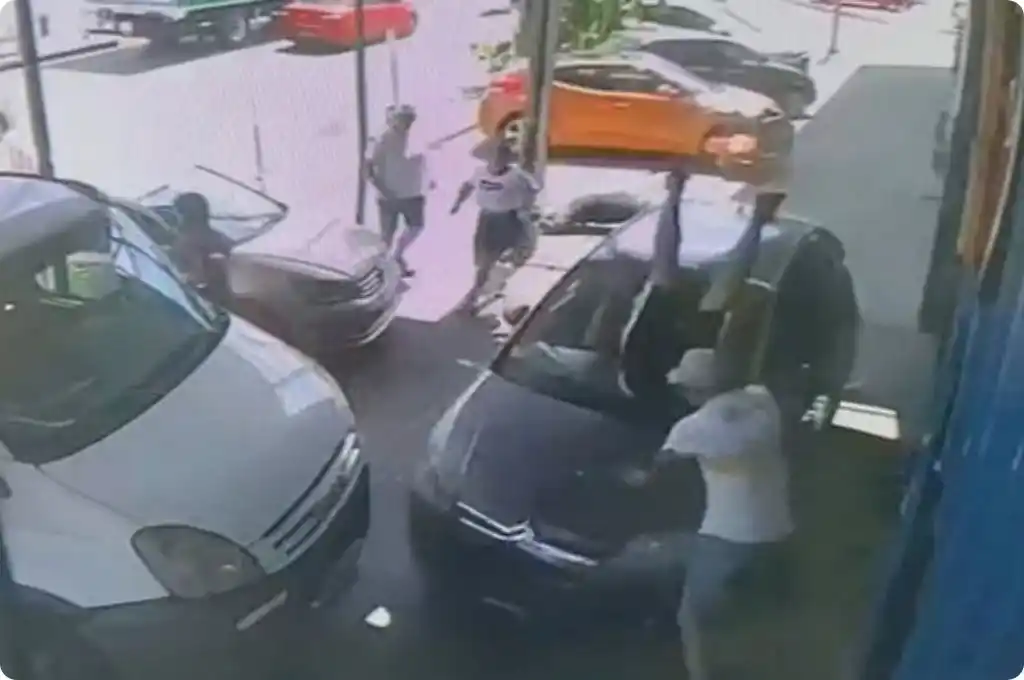 Tras una discusión, atropelló a varias personas