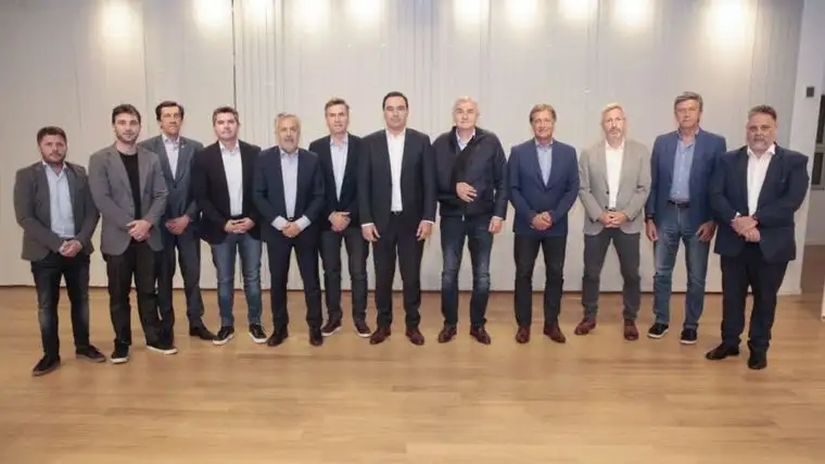 "Nuestra decisión es la de contribuir con la gobernabilidad de la Argentina, pero también sabemos que parte de nuestro rol es controlar la gestión del futuro gobierno", expresaron.