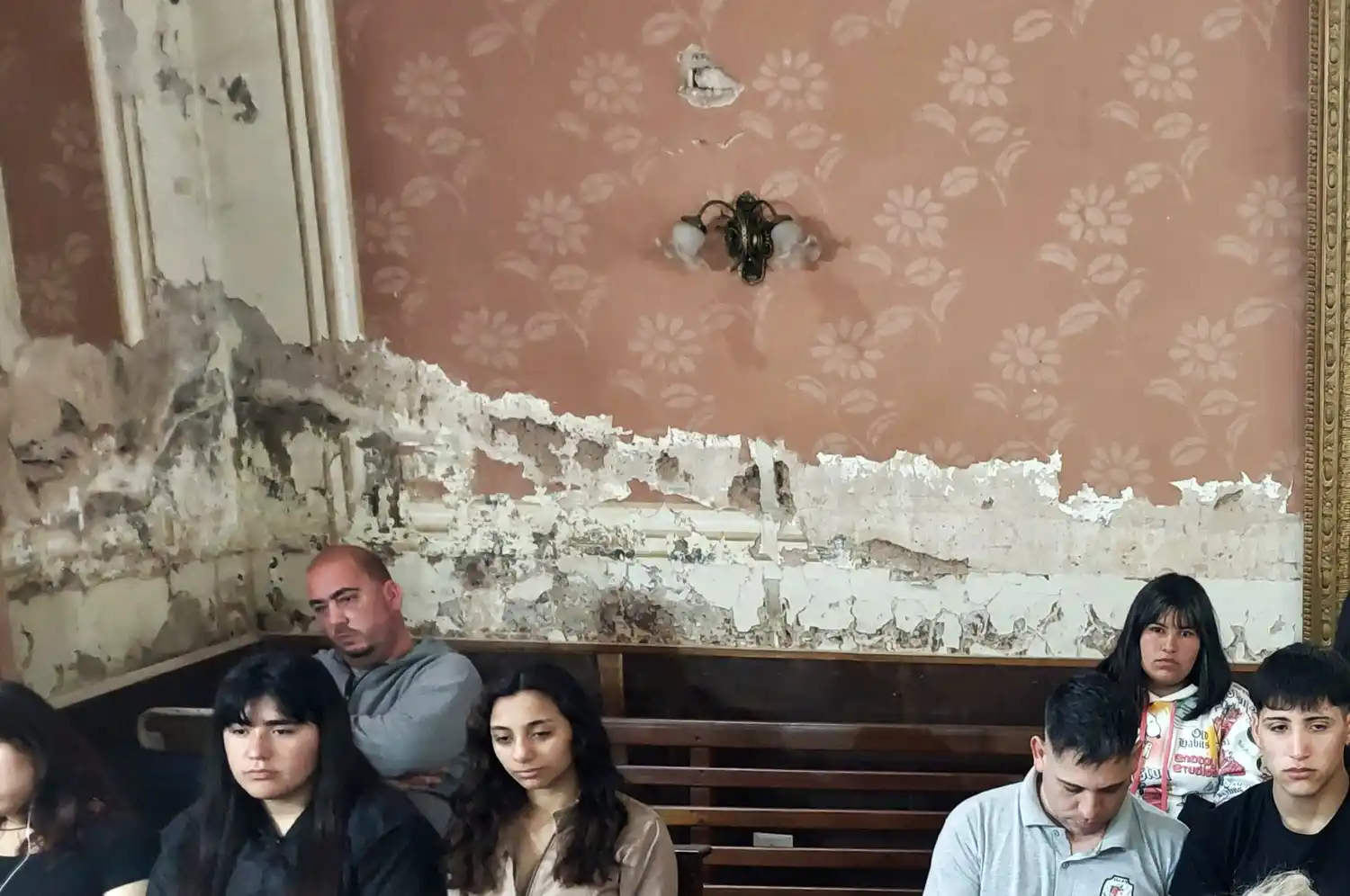 Así está la pared del fondo del Salón Dorado del Palacio municipal.