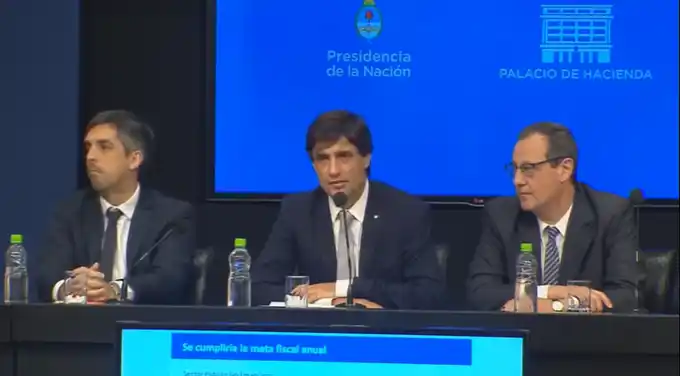 Lacunza habló tras jurar como Ministro: Dijo que va a "garantizar la estabilidad" del dólar